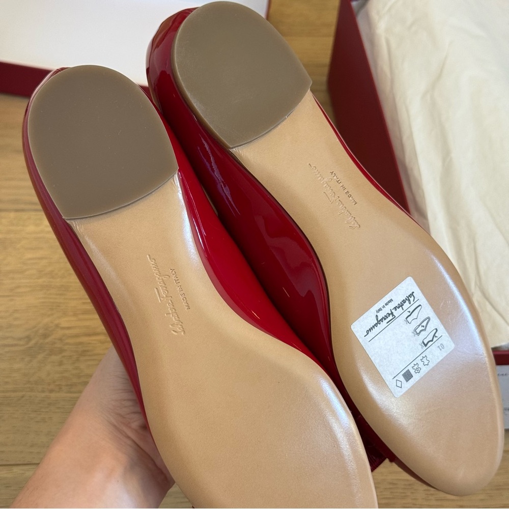 NIB Salvatore Ferragamo Varina Flats in Patent Red - Picture 2 of 4